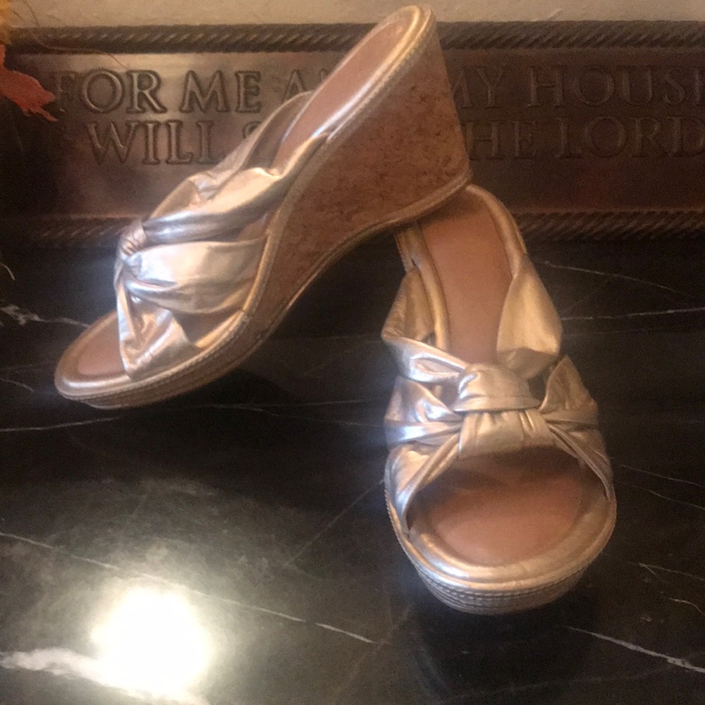 Nurture gold metallic wedge